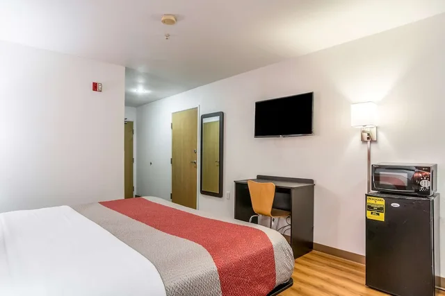 Room, King Bed, Smoking, Motel6 Barkeyville, PA 2/10