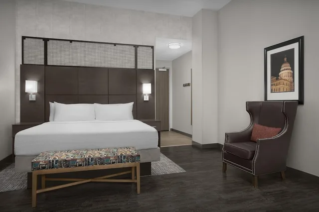 Standard, King Bed, Balcony, Hampton Inn & Suites Austin At The University / Capitol 3/10