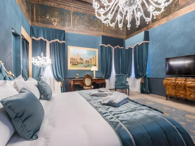 Blue, Suite, Canal View، Nani Mocenigo Palace 1/2