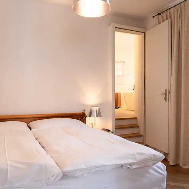 جناح جونيور، Hotel Saratz 4/10