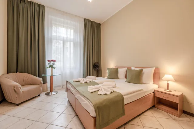 غرفة بسرير مزدوج أو سريرين منفصلين بحمام خاص، Brixen Prague 4/10