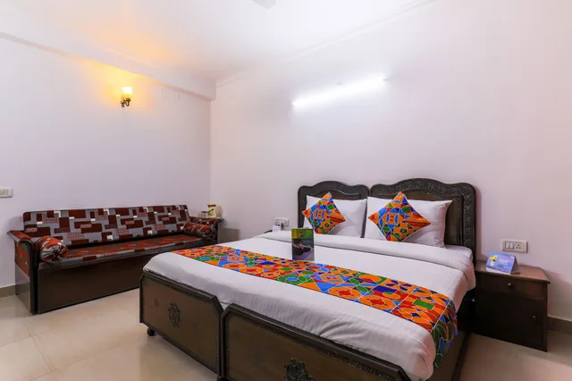 غرفة بريميوم بسرير كوين، FabExpress Hemkunt Mansion 3/8
