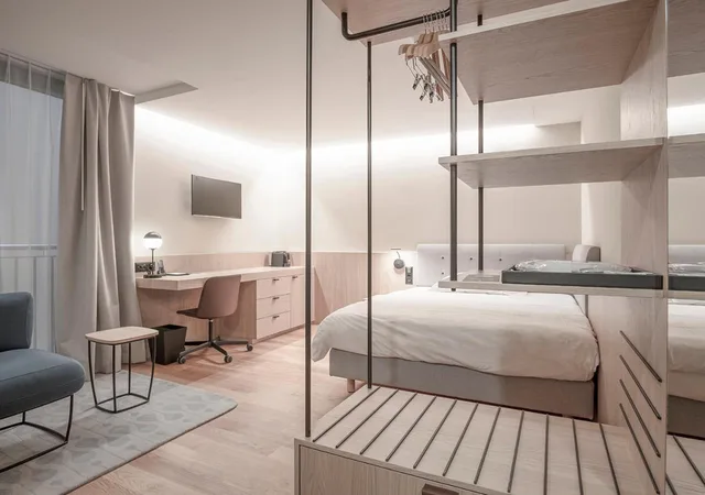غرفة كلاسيكية بسرير كينج وسرير كوين، Swissotel Kursaal Bern 5/8