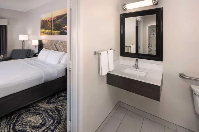 غرفة بسرير كينج لذوي الإعاقة، Clarion Pointe Biltmore Village 4/4