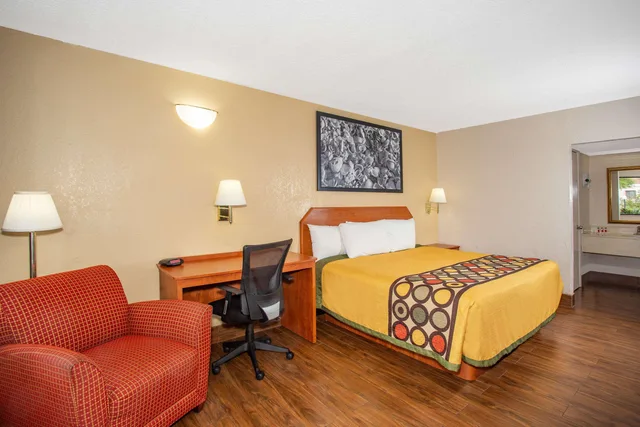 جناح بسرير كينج بغرفة نوم واحدة، Super 8 By Wyndham North Palm Beach 3/3