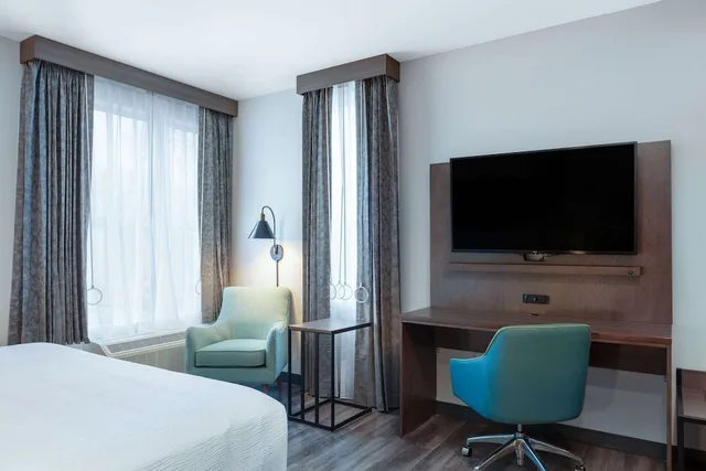 غرفة بسرير كينج، La Quinta Inn and Suites by Wyndham Centralia 5/10