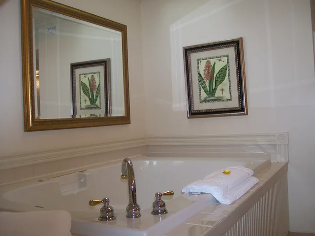 White, King Bed، The Inn At Thorn Hill Spa 2/2