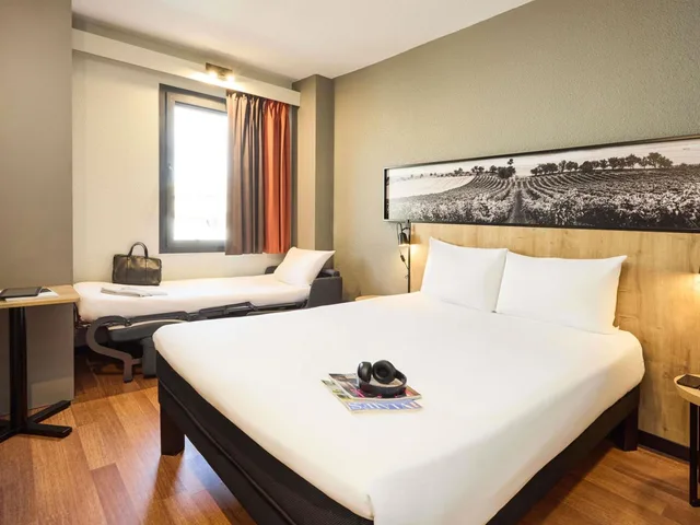Room, Double Bed, with Child Extra Bed, Sofa، Ibis Valladolid 3/10