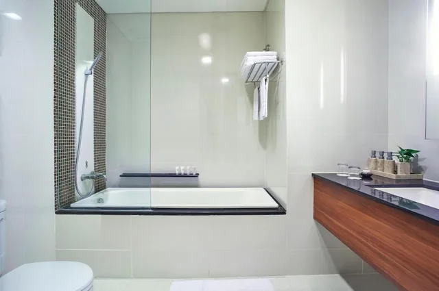 Deluxe King or Twin (For 1 adults, 1 children and 0 infants)، Jambuluwuk Malioboro Hotel Yogyakarta 3/4
