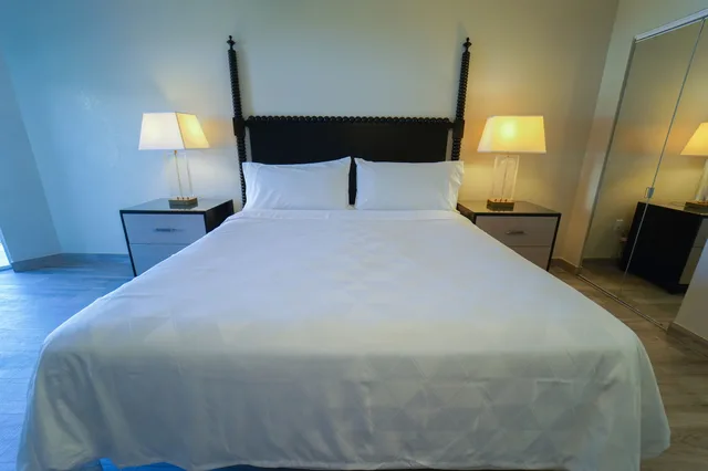 1 Bedroom, Suite, King Bed, Island View, Sofa، The Grand Caymanian Resort 3/8