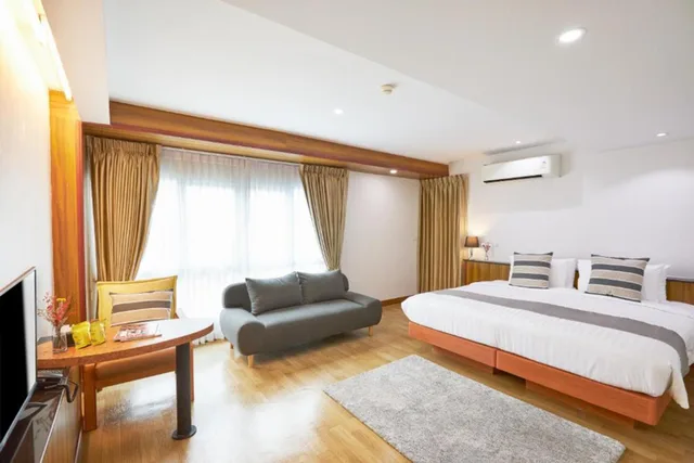 غرفة بريميير ديلوكس بسرير كينج بحوض استحمام، NJOY Prestige Grand Hotel Don Mueang 1/4