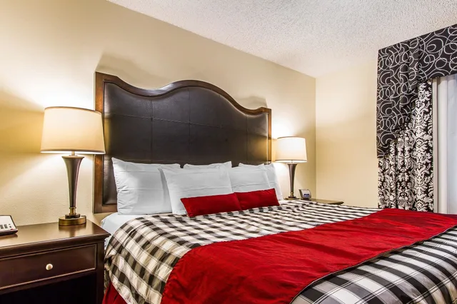 غرفة بسرير كينج للمدخنين، Evangeline Downs Hotel Ascend Hotel Collection 2/2