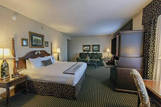 غرفة فاخرة بسرير كينج، The Brown Hotel 2/4