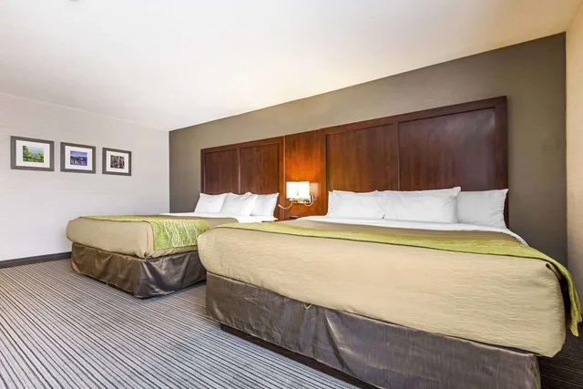 Suite, 2 Queen Beds, Comfort Inn & Suites Collingwood 2/3
