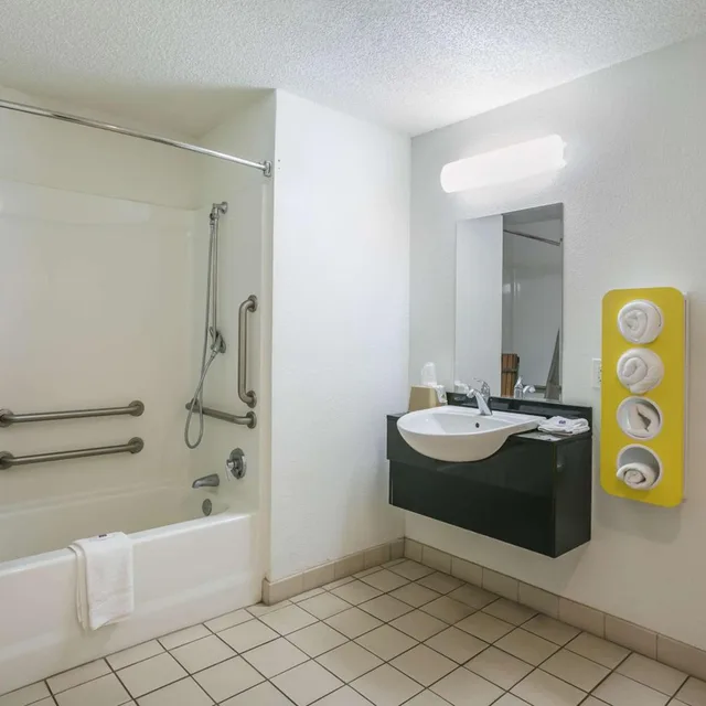 2 Queen Beds - Mobility Accessible Ri Shwr، Motel6 Dothan, AL 8/9