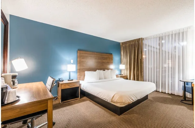 غرفة بسرير كينج بحوض جاكوزي، Altoona Grand Hotel 2/7