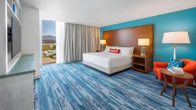 جناح عائلي بسرير كينج لذوي الإعاقة، Compass by Margaritaville Hotel Pigeon Forge 1/1