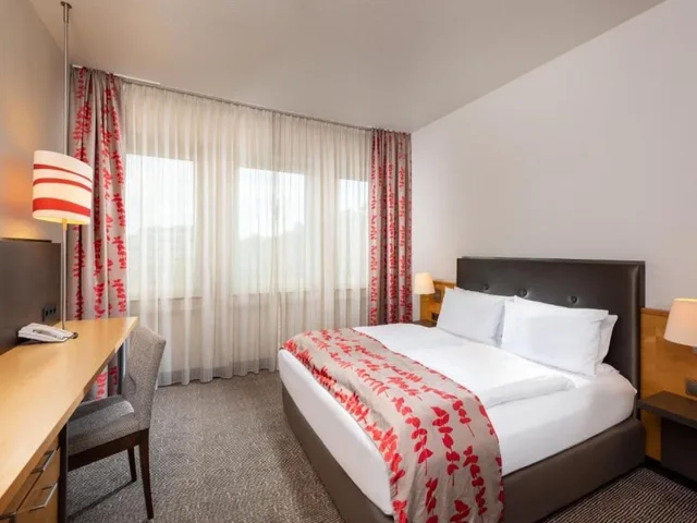Room, Double Bed, Accessible, Holiday Inn Frankfurt Airport Neu Isenburg 2/4
