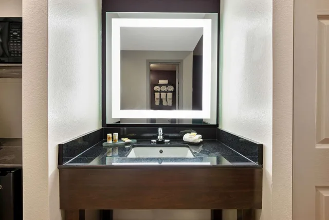 غرفة بسرير كينج، La Quinta Inn & Suites by Wyndham New Cumberland-Harrisburg 7/8