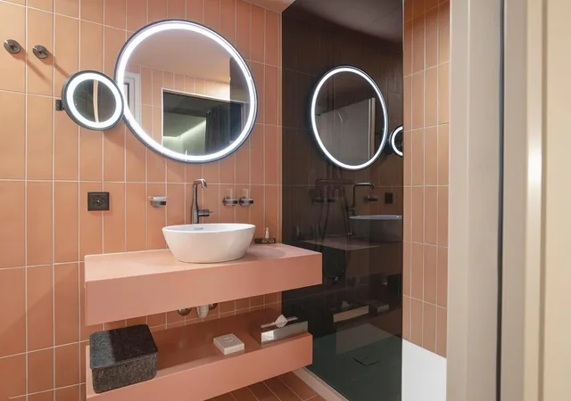 غرفة كلاسيكية بسرير كينج وسرير كوين، Swissotel Kursaal Bern 8/8