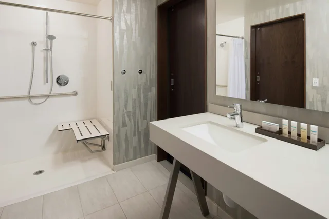 جناح بسرير كينج بغرفتين لذوي الإعاقة، Embassy Suites By Hilton Seattle Downtown Pioneer Square 2/2