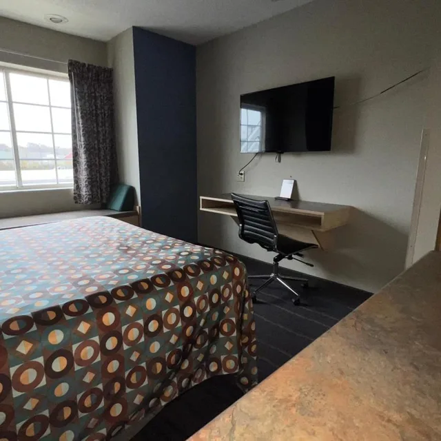Suite, Queen Bed, Americas Best Value Inn & Suites Jackson, TN 2/5