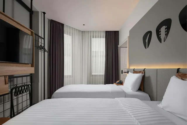 Moxy, Twin Beds, Atrium View, Moxy Istanbul Beyoglu 2/4