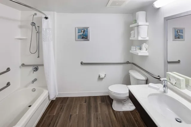 غرفة قياسية بسرير كينج مع أريكة لذوي الإعاقة، Hampton Inn Fort Lauderdale/Downtown Las Olas 10/10