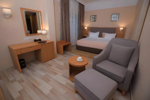 غرفة بسريرين مزدوجين وسرير كينج، Mado Hotel 2/2