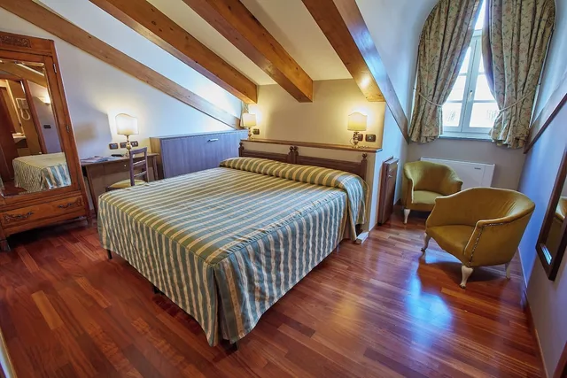 جناح جونيور، Hotel Liberty 2/5