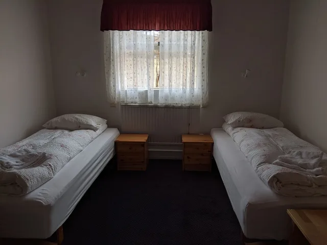 غرفة بسرير مزدوج أو سريرين منفصلين بحمام مشترك، Engimýri Guest House 1/8
