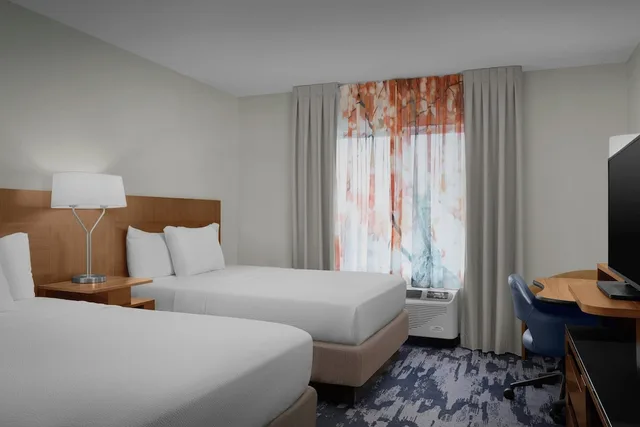 غرفة بسريرين كوين مع أريكة، Fairfield Inn Suites Fayetteville North 1/5