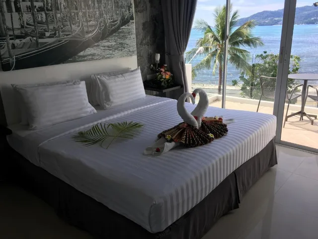 غرفة ديلوكس بسرير كينج بإطلالة على البحر بشرفة، The Front Hotel And Apartment 2/2