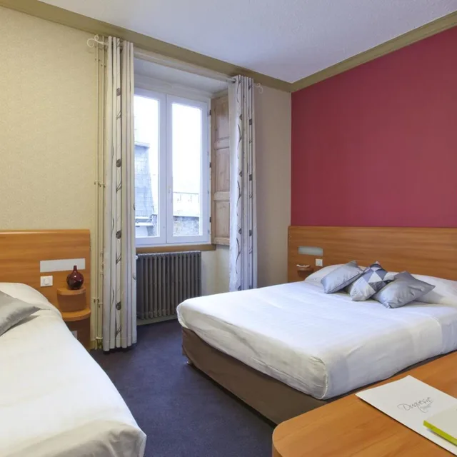 غرفة ثلاثية، Hôtel Duquesne 1/10