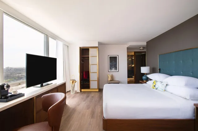 Superior, Double Bed, City View, Le Meridien Essex Chicago 1/5