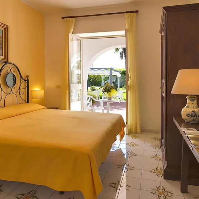 غرفة بسرير مزدوج بإطلالة على الحديقة، Hotel Belsole Ischia 2/5