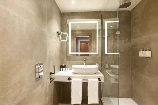 جناح بسرير كينج مع أريكة، Radisson Hotel Ferrara 2/3