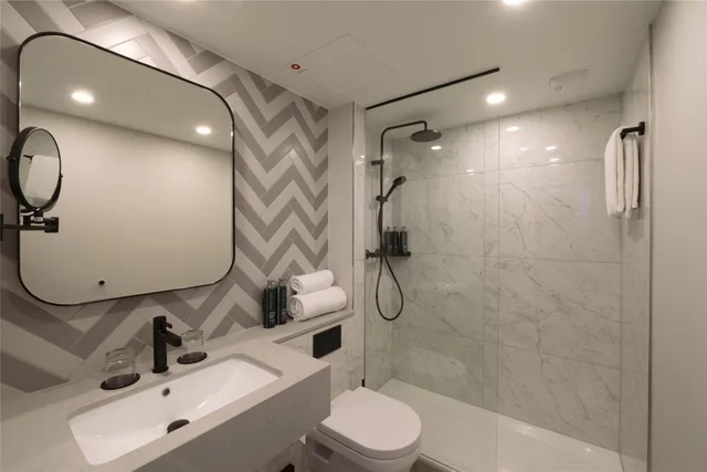 غرفة بسريرين منفصلين بإطلالة على المتنزه، DoubleTree by Hilton Berlin Ku’damm 1/3