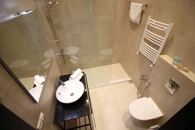 Deluxe, 1 Queen and 1 Single Bed, City View, Sofa, Maxela Apartments 4/6