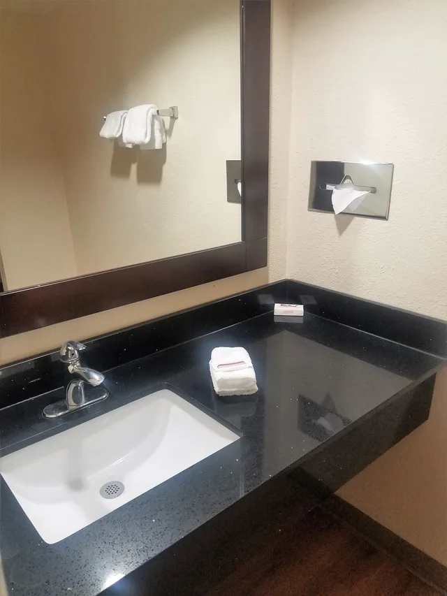 جناح بسريرين كوين بمنطقة جلوس بمطبخ، Red Roof Inn and Suites Houston Hobby Airport 3/3