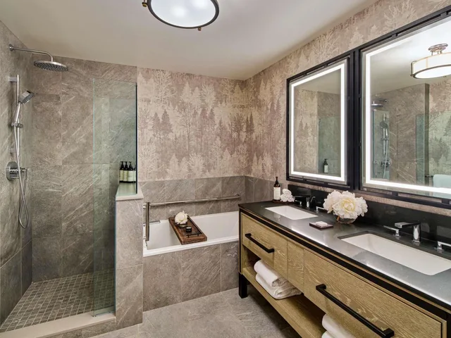Luxury, Suite, King Bed, Partial Lake View, Lake Front, Living Area, Balcony، Fairmont Jasper Park Lodge 5/5
