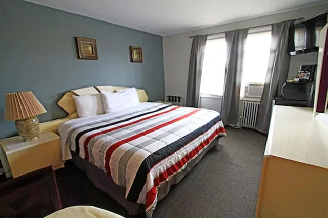 غرفة بسرير كينج، Jones Beach Hotel 1/3