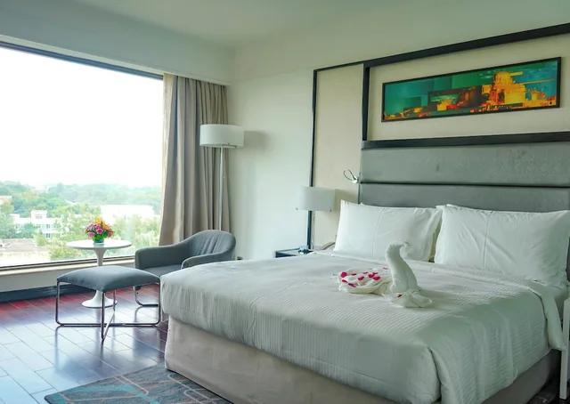غرفة بريميوم بسرير كينج، Crowne Plaza Pune City Centre 3/9