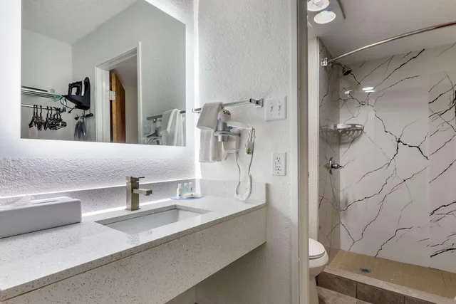 Room, King Bed, Quality Inn and Suites Sulphur Springs TX 3/4