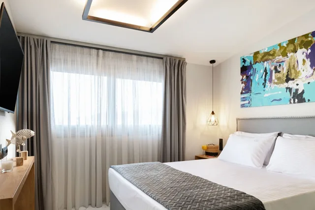 جناح جونيور بسرير كوين بإطلالة على البحر بغرفة نوم واحدة مع أريكة، Sea Level Hotel 1/2