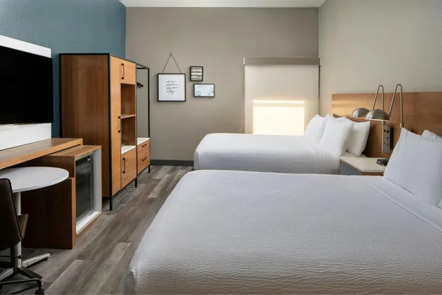 جناح بسريرين كوين بغرفة نوم واحدة بمنطقة جلوس، Four Points by Sheraton Alexandria 2/5