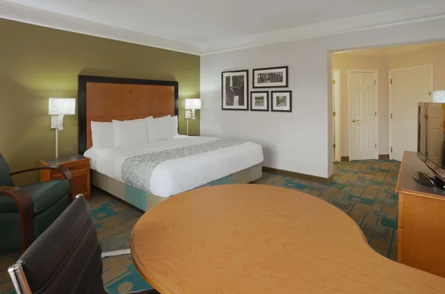 غرفة بسرير كينج، La Quinta Inn & Suites by Wyndham Salt Lake City Airport 2/2