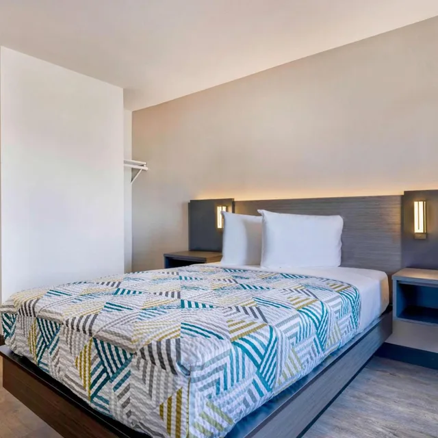1 King Bed - Mobil Access Tub Nsmk Micfridg, Motel6 Norman, OK 6/10