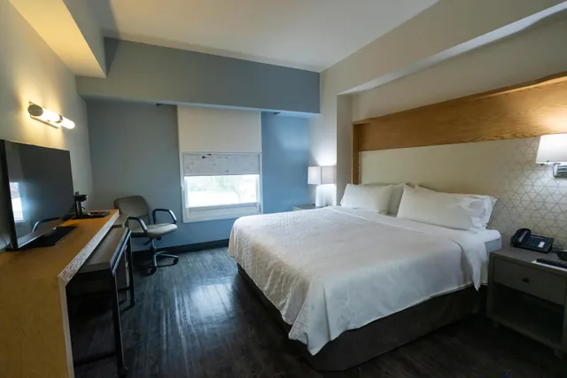 غرفة بسرير كينج لذوي الإعاقة، Holiday Inn Uruapan 2/3