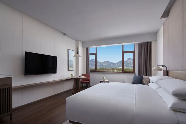غرفة بريميير بسرير كينج بإطلالة على الجبل، Beijing Marriott Hotel Yanqing 1/4
